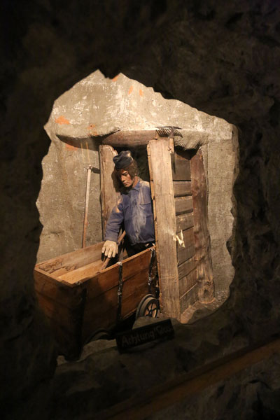 Nachbildung eines Minenarbeiters im Bergbaumuseum Hall in Tirol