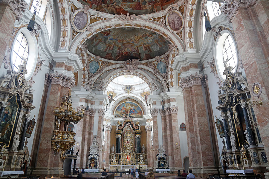 Blick auf den Altar und Fresken im Dom zu Sankt Jakob