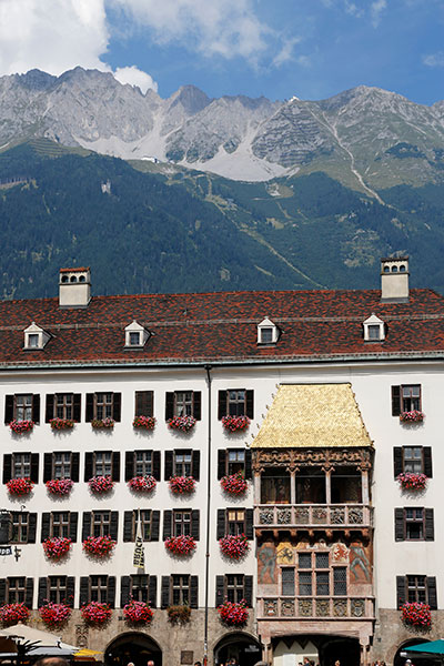 Blick auf das historische Gebäude mit dem berühmten goldenen Dachl