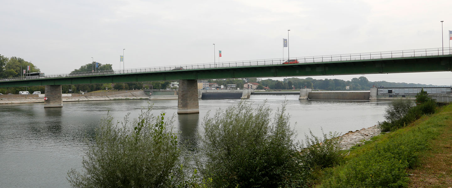 Vom Rheinufer aus blickt man auf die Rheinbrücke bei Breisach