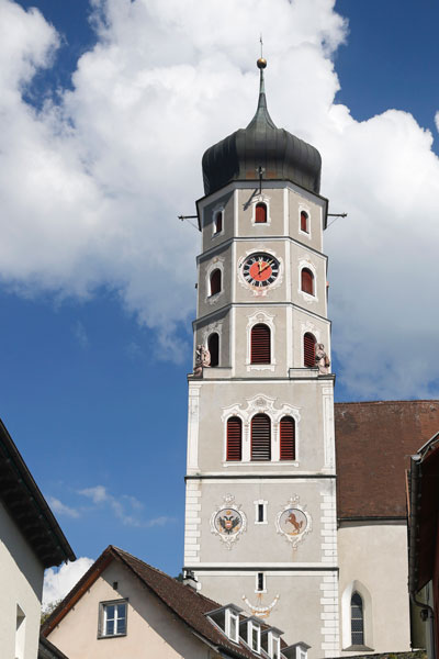 Blick auf den Glockenturm der Laurentiuskirche in Bludenz
