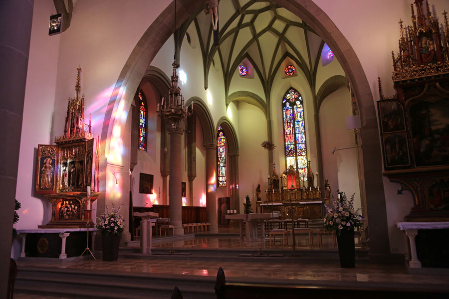Innengewölbe und Altar in der Dompfarrkirche Feldkirch