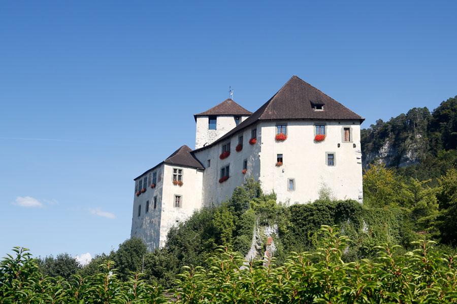 Die Schattenburg thront auf einem Hügel über Feldkirch