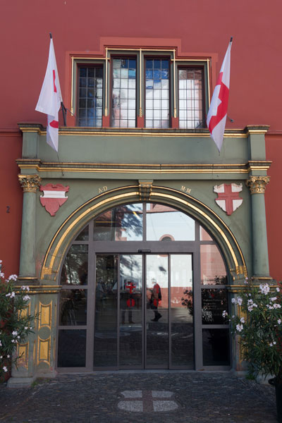 Altes Rathaus verglaster Eingangsbereich mit goldenen Verzierungen