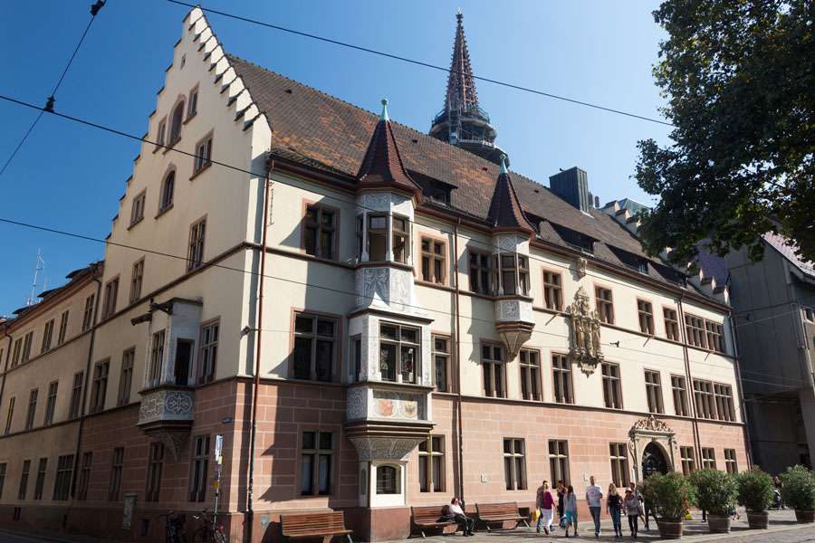 Außenansicht Basler Hof bei blauem Himmel und Sonnenschein