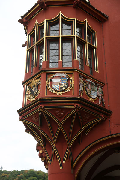 Historisches Kaufhaus in Freiburg Detailansicht auf einen goldverzierten, runden Erker