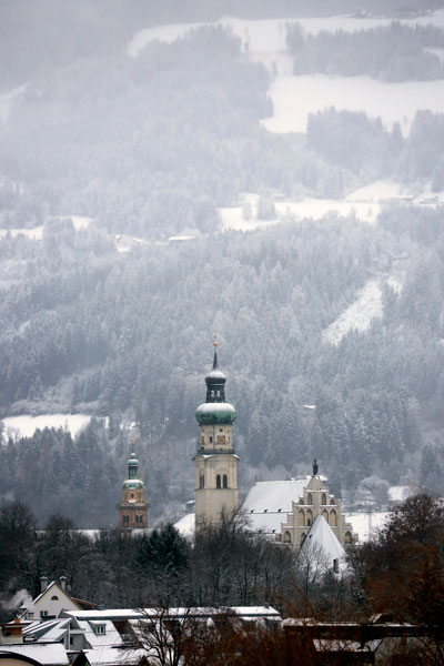 Blick auf die verschneite Basilika von Hall in Tirol