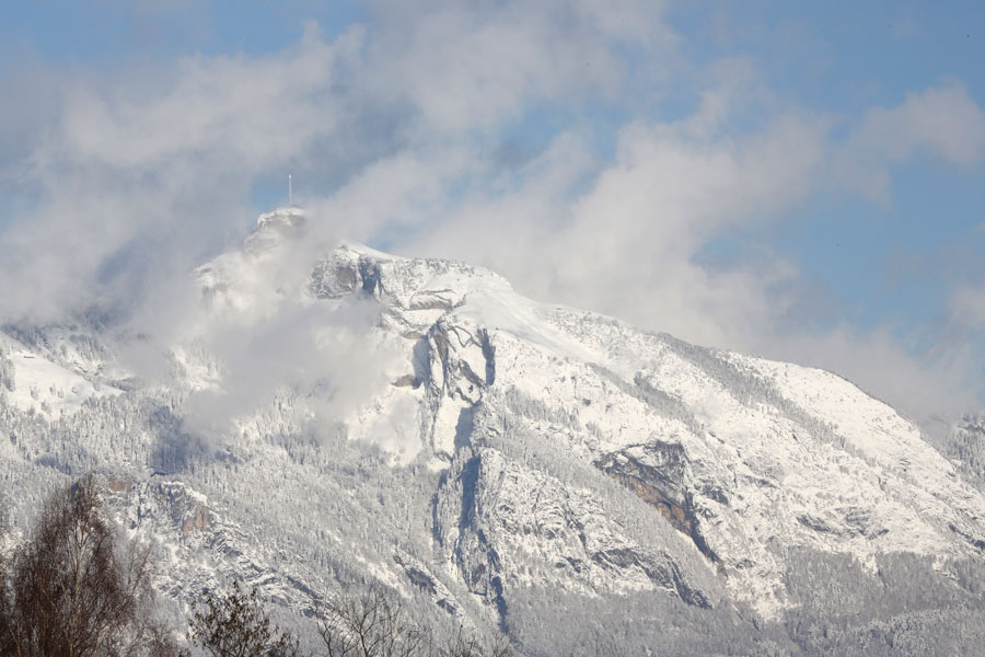 Blick auf die verschneite Bergwelt bei Hall in Tirol